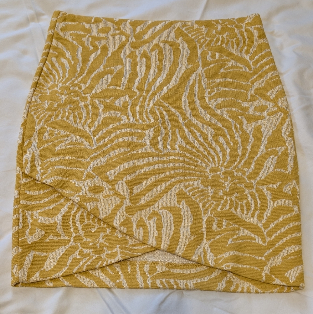 H&M Textured Mini Skirt – Yellow & Cream Abstract Pattern – XS